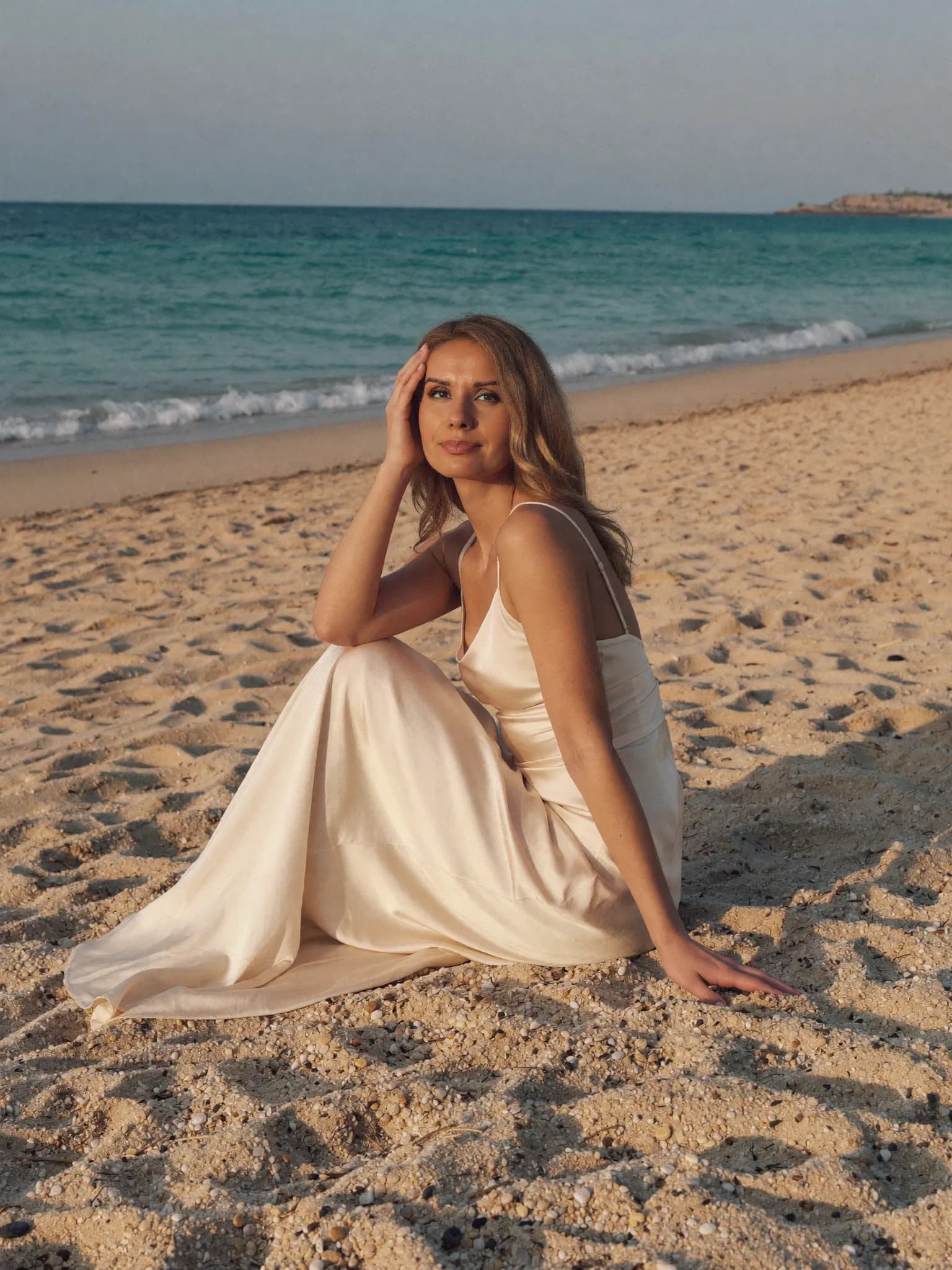 Nina Sanocka na plaży o zachodzie słońca